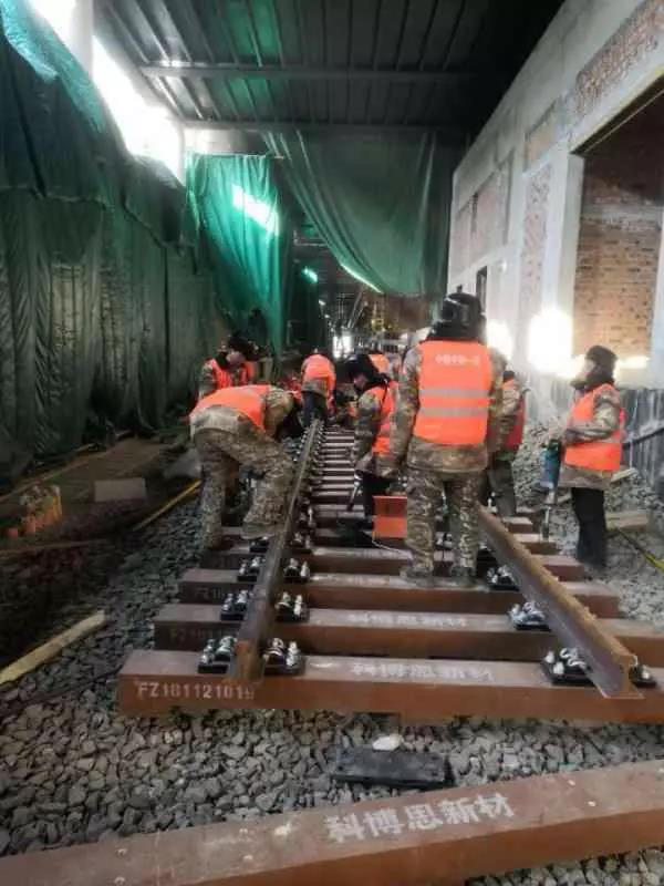 今日頭條、北京日?qǐng)?bào)：13號(hào)線清河站撥線工程倒計(jì)時(shí)，京城地鐵首  次鋪上樹脂軌枕