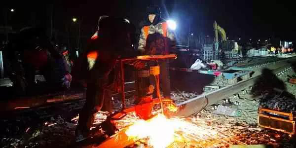 今日頭條、北京日?qǐng)?bào)：13號(hào)線清河站撥線工程倒計(jì)時(shí)，京城地鐵首  次鋪上樹脂軌枕