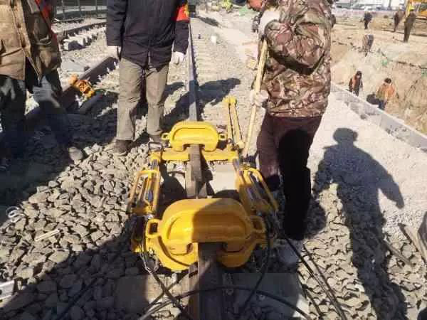 今日頭條、北京日?qǐng)?bào)：13號(hào)線清河站撥線工程倒計(jì)時(shí)，京城地鐵首  次鋪上樹脂軌枕